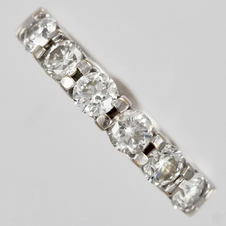 Ring med diamanter ca 6x0,15ct stl: 15¾ bredd: ca 3-4mm (en diamant sitter löst och indikerar på syntetiskt) graverad vitguld ostämplad 18K Vikt: 3,8 g