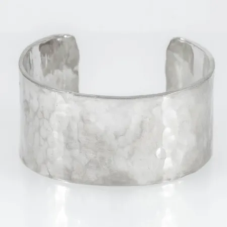 Stelt hamrat armband i silver. Innermått 15 cm + 3,5 cm öppning. Bredd 32 mm. Stämplat 925. Vikt 89,7g.
