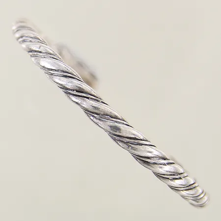 Stelt armband med tvinnad dekor Ø65mm bredd 4,4-6,2mm något ojämn silver 925/1000 Vikt: 33,6 g