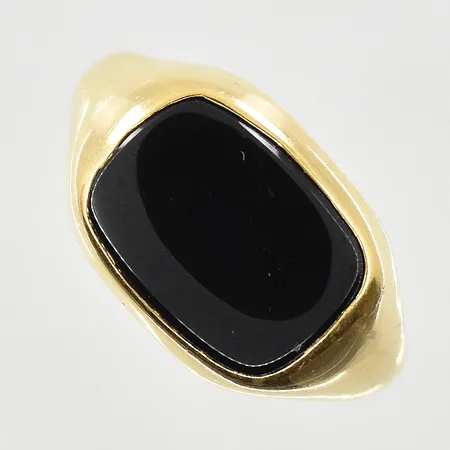Klackring med onyxplatta stl:20¼, bredd 4-13mm, 18K. Vikt: 5,9 g