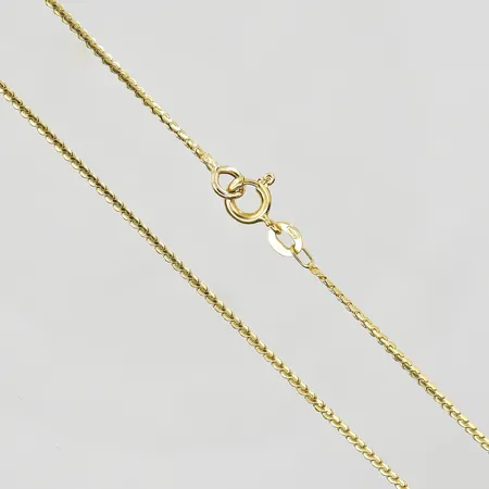 Kedja längd 46cm, bredd 1mm, mindre ojämnheter på länk, 18K. Vikt: 4,4 g
