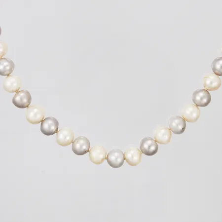Pärlcollier med odlade sötvattenspärlor lås i silver längd: ca 46cm Ø: ca 10-11mm bruttovikt: 69g silver 925/1000
