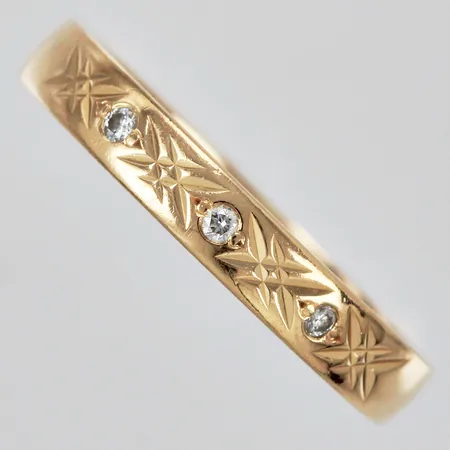 Ring med diamanter ca 3x0,01ct SCH stl: 16 bredd: ca 2mm 18K  Vikt: 2,6 g