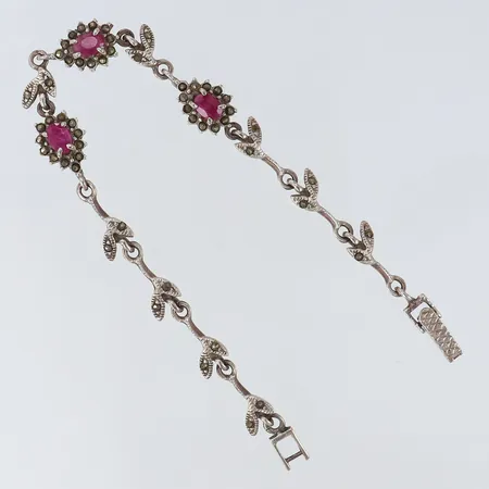 Armband med rubiner och markasiter 18,5cm bredd 7-10mm två markasiter saknas silver 925/1000 Vikt: 11,8 g