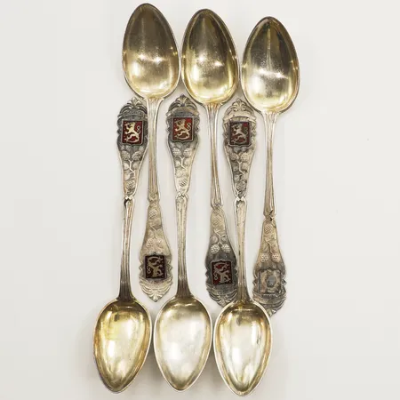 Sex souvenirskedar med dekor i emalj längd ca 12,5cm Finland delvis förgyllda personlig gravyr varav en saknar dekor silver 813/1000 Vikt: 89 g