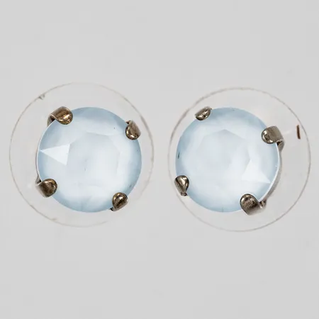 Ett par örhängen med vita stenar och plaststoppers oädelmetall