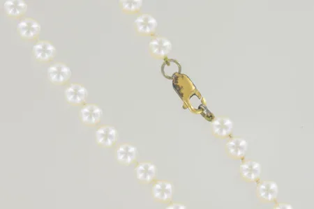 Pärlhalsband japanska syntetiska längd 63 cm bredd 7 mm, silverlås Vikt: 35,3 g