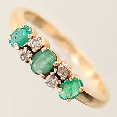 Ring med smaragder samt diamanter 4 x ca 0,02ct stl:17¼ bredd 1,8-4,6mm felstämplad, smaragder med nagg, 14K  Vikt: 2,4 g