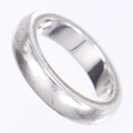 Ring slät stl 20½ bredd 6mm vitguld gravyr 18K Vikt: 20,8 g