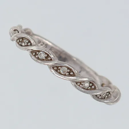 Ring med dekor samt vita stenar stl:19 bredd 2,5-3mm Silver 925/1000 Vikt: 1,8 g