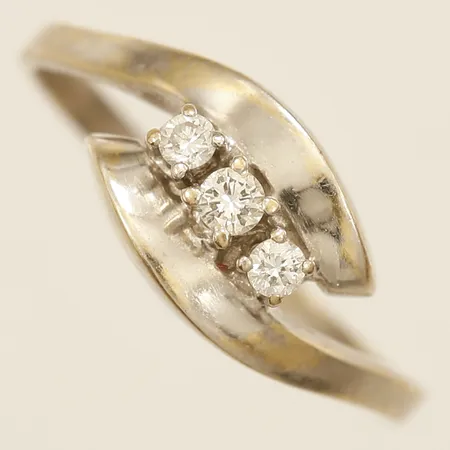 Ring med diamanter totalt 0,10ct enligt gravyr stl:16½ bredd 1,6mm 18K Vikt: 1,9 g
