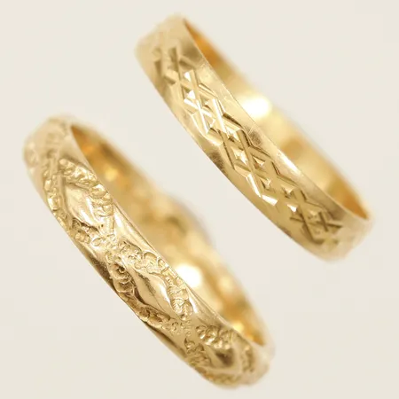 2 ringar släta gravyr 18K Vikt: 4,8 g
