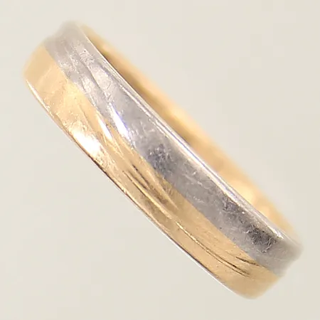 Ring mönstrad stl:18¼ bredd 4,9mm tvåfärgad Schalins, repig, gravyr 18K Vikt: 6,4 g