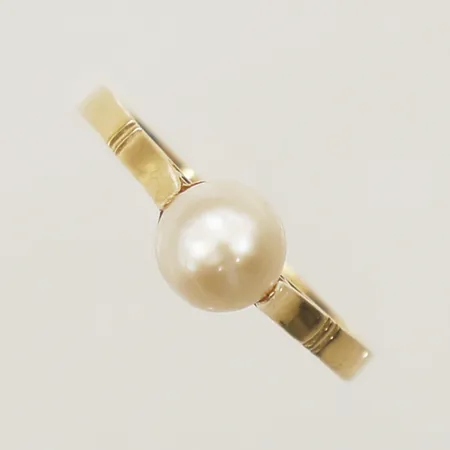 Ring med odlad pärla Ø6,4mm stl: 19¼ bredd 2,5mm ostämplad 18K Vikt: 1,8 g