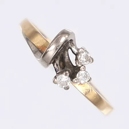Ring med dia 0,12ctv enl gravyr tvåfärgad st 18¼ bredd 2-7mm svenska stämplar 18K Vikt: 3,4 g