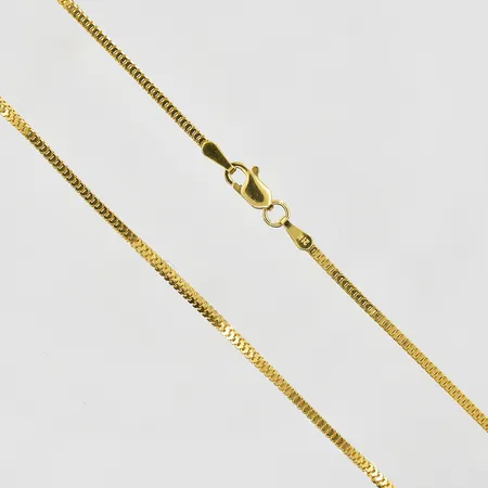 Kedja längd 40½cm, bredd 1mm, fyrkantig modell, 21K. Vikt: 4,7 g