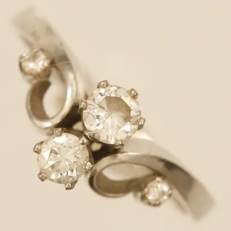Ring med diamanter totalt ca 0,47ct stl:18¼ bredd 2,2mm tillverkad av Anderssons Guld Bengt J år 1973 vitguld 18K Vikt: 4 g