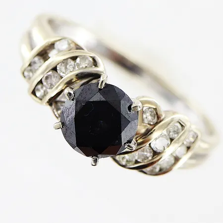 Ring stl:18¼ diamanter 17 x ca 0,01ct, 1 saknas, svart diamant ca 0,80ct nagg på rondist samt inneslutning som når bord, i behov av rodiering, vitguld, 14K Vikt: 2,9 g