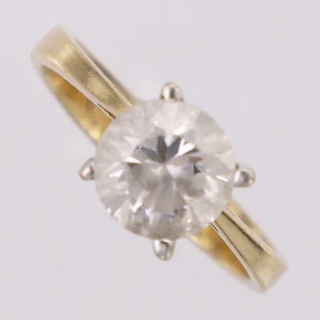 Ring vit sten bredd ca 4,3mm 14K Vikt: 5,1 g