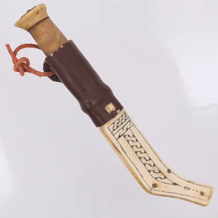Halvhornskniv signerad iA 16cm läder horn & trä, sprucken