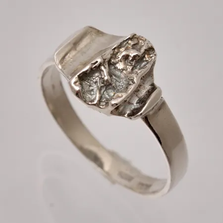 Ring stl:16, bredd 2,4-9,3mm, silver 830/1000, 1,44g.