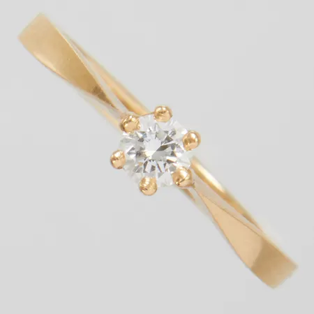 Enstensring med 1 diamant 0,23ct enligt gravyr, stl:17½, bredd: 2-4,3mm, svenska stämplar, 18K Vikt: 2,1 g