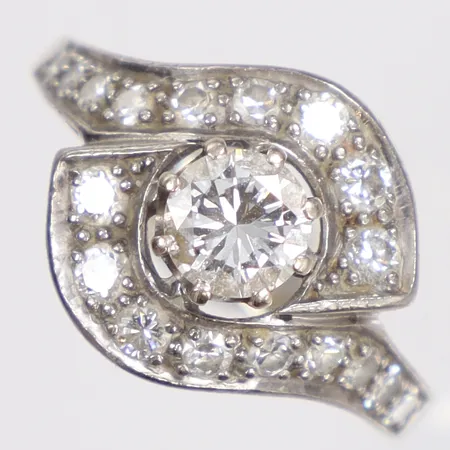 Ring med diamanter 1x0,50ct, 12x0,02ct, 6x0,03ct, stl:15¼, bredd 2-13mm, vitguld, 18K Vikt: 5 g