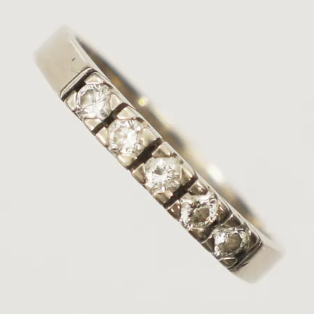 Ring med diamanter totalt 0,25ct enligt gravyr stl:16½ bredd 2,6mm vitguld tillverkad av Ge-Kå Rolf Kaplan Ab 1976 18K Vikt: 3 g