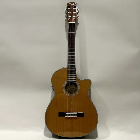 Akustisk gitarr Fender CN-240SCE Thinline Classical serienummer:CSB13000912 tillverkad i China år 2013 en sträng defekt mjukt fodral Skickas med postpaket.