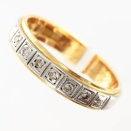 Ring med diamanter 6 x ca 0,01ct, stl:16, bredd 4mm, gravyr, defekt/avklippt, 18K  Vikt: 3,6 g