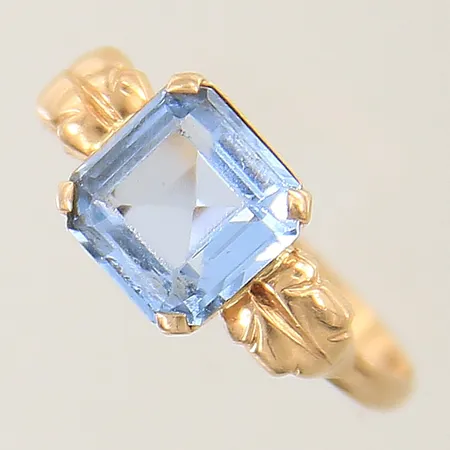 Ring med blå topas stl:16¾ bredd 1,6mm nagg på fasetter 18K Vikt: 1,9 g