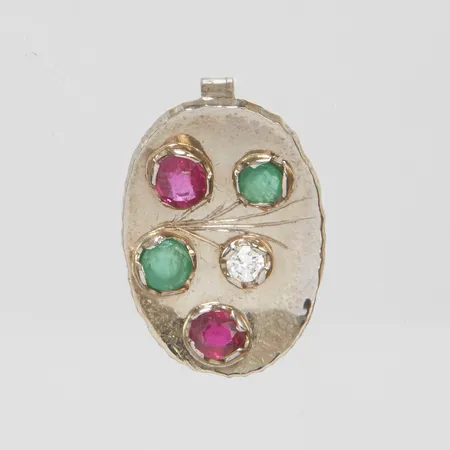 Hänge med diamant 1 x ca.0,05ct, smaragder samt rubiner varav en är sannolikt fylld, 19,2x13mm, konkavt, svenska stämplar, vitguld, 18K Vikt: 3,8 g