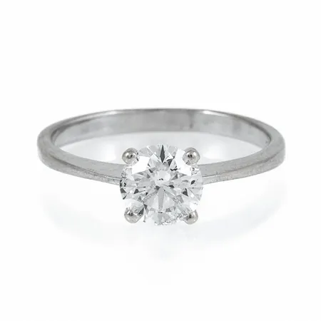 Ring i 18K vitguld med en briljantslipad diamant 0,90ct. Kvalitet F-SI2 enligt medföljande GIA-certifikat. Lasergraverad rondist GIA6322925677. Stl:52 / lite drygt 16½. Bredd 1,9 - 6,2 mm. Vikt: 2,2g.