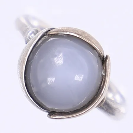 Ring Ole Lynggaard Lotus med cabochonslipad månsten design Charlotte Lynggaardstl 16½ bredd 4-12mm etui silver 925/1000 Vikt: 7,4 g