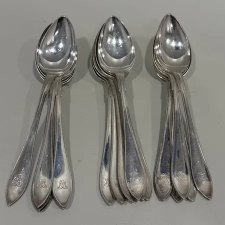 18 bordsskedar Svensk spets 19cm, monogramgravyr, silver 830/1000 Vikt: 743,6 g