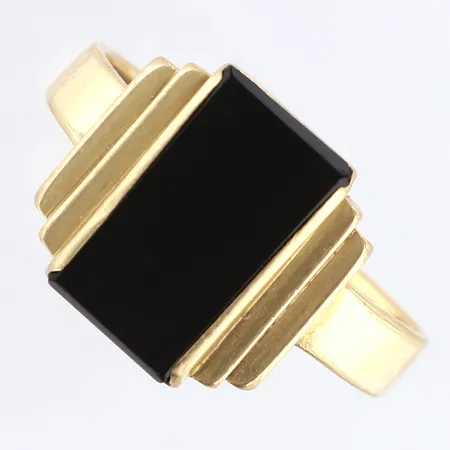 Klackring med Onyxplatta stl:18½ bredd 3,5-14mm, gravyr, 18K Vikt: 9,6 g