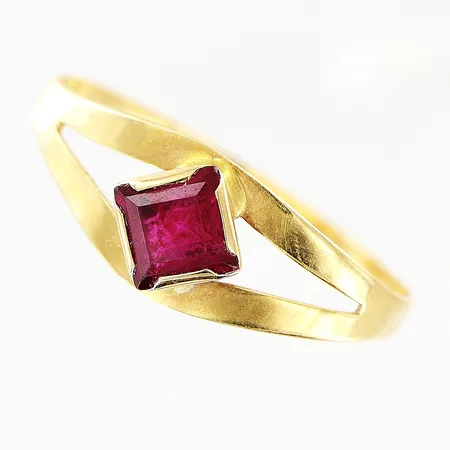 Ring med röd sten stl:20, bredd skena 2mm, skev skena, 18K Vikt: 1,3 g