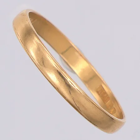 Ring slät stl:19½, skev, gravyr, 18K Vikt: 2,7 g