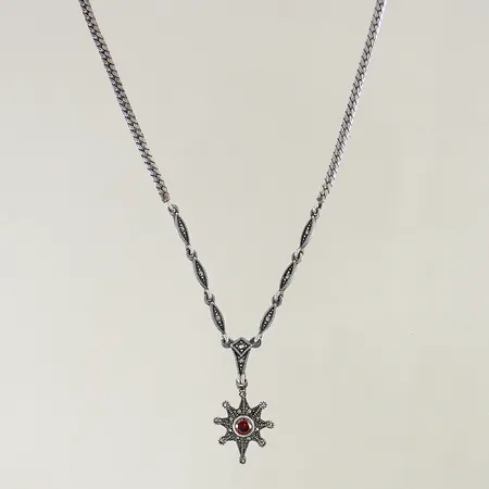 Collier manglad pansar med integrerat hänge med röd sten och markasiter längd 45,5cm bredd 3-38mm silver 925/1000 Vikt: 16 g