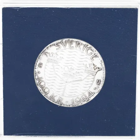 Minnesmynt i silver FÖRTROENDE SÄKERHET NEDRUSTNING från 1984 i etui. Nominellt värde 100kr. 27g silver 925/1000.