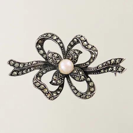 Brosch med odlad pärla samt markasiter 20x45mm silver 830/1000 Vikt: 7,8 g