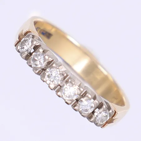 Ring med dia tot 0,42ctv enl gravyr stl 16¾ bredd 3mm gravyr 18K Vikt: 3,6 g