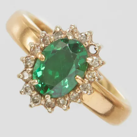 Ring med grön cubic zirconia samt diamanter 15 x ca.0,01ct, en diamant saknas, stl:17-, bredd: 3,5-12,5mm, kupad insida, skena i 18K, fattning i 14K, bruttovikt 6,0g Vikt: 6 g