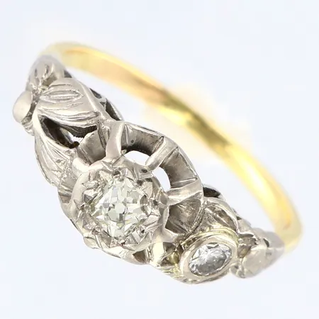 Ring diamanter 2st totalt 0,28ctv stl:16½, bredd 1-8mm, vit/gulguld, skev skena, 18K Vikt: 2,9 g