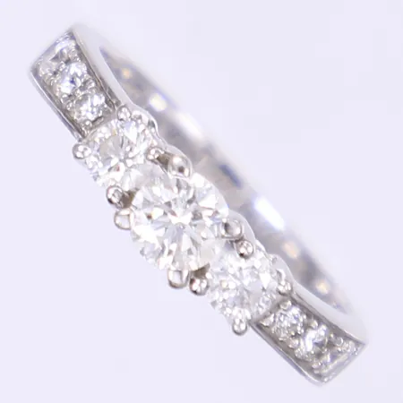 Ring med diamanter ca tot 0,90ct, WS/VS, stl 18, bredd 3-5mm 18K Vikt: 5,9 g