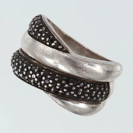 Ring med svarta stenar stl:19 bredd 5,5-14,5mm silver 925/1000. Vikt: 10,1 g