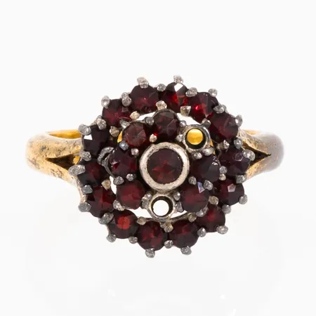 Ring med granater fattade i silver stl:16½ bredd 3-13,8mm, gravyr, stenar saknas, fattning i silver, skena i 23K, 5,9g. 