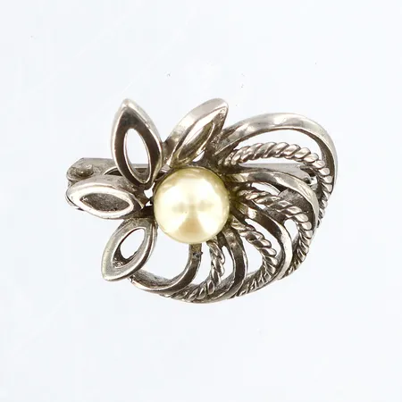 Brosch med odlad pärla, längd ca 21mm, 925/1000 silver Vikt: 3,7 g