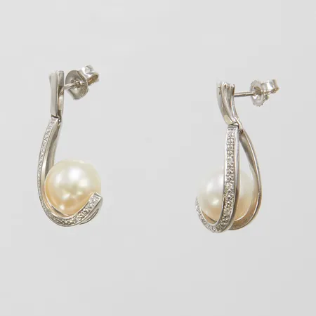 Örhängen med odlade pärlor Ø8,9+9,5mm samt diamanter 10 x ca.0,003ct, längd: 26,5mm, vitguld, 18K Vikt: 6 g