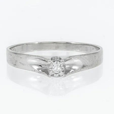 Ring med en 8/8-slipad diamant ca 0,02ct stl:16¼ bredd 1,6-3,4mm, vitguld 18K 1,3g.